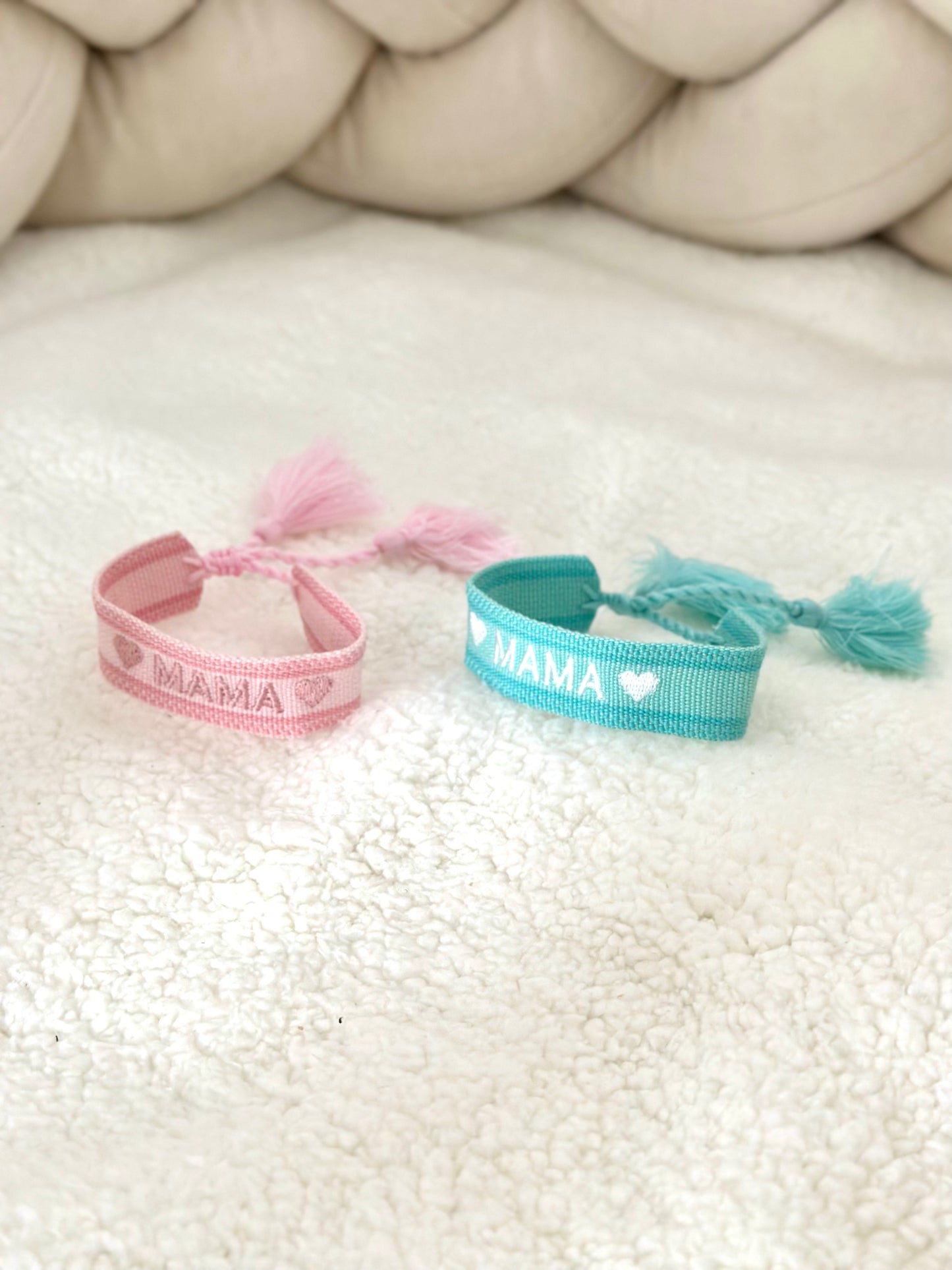 Mama geborduurde armbandjes