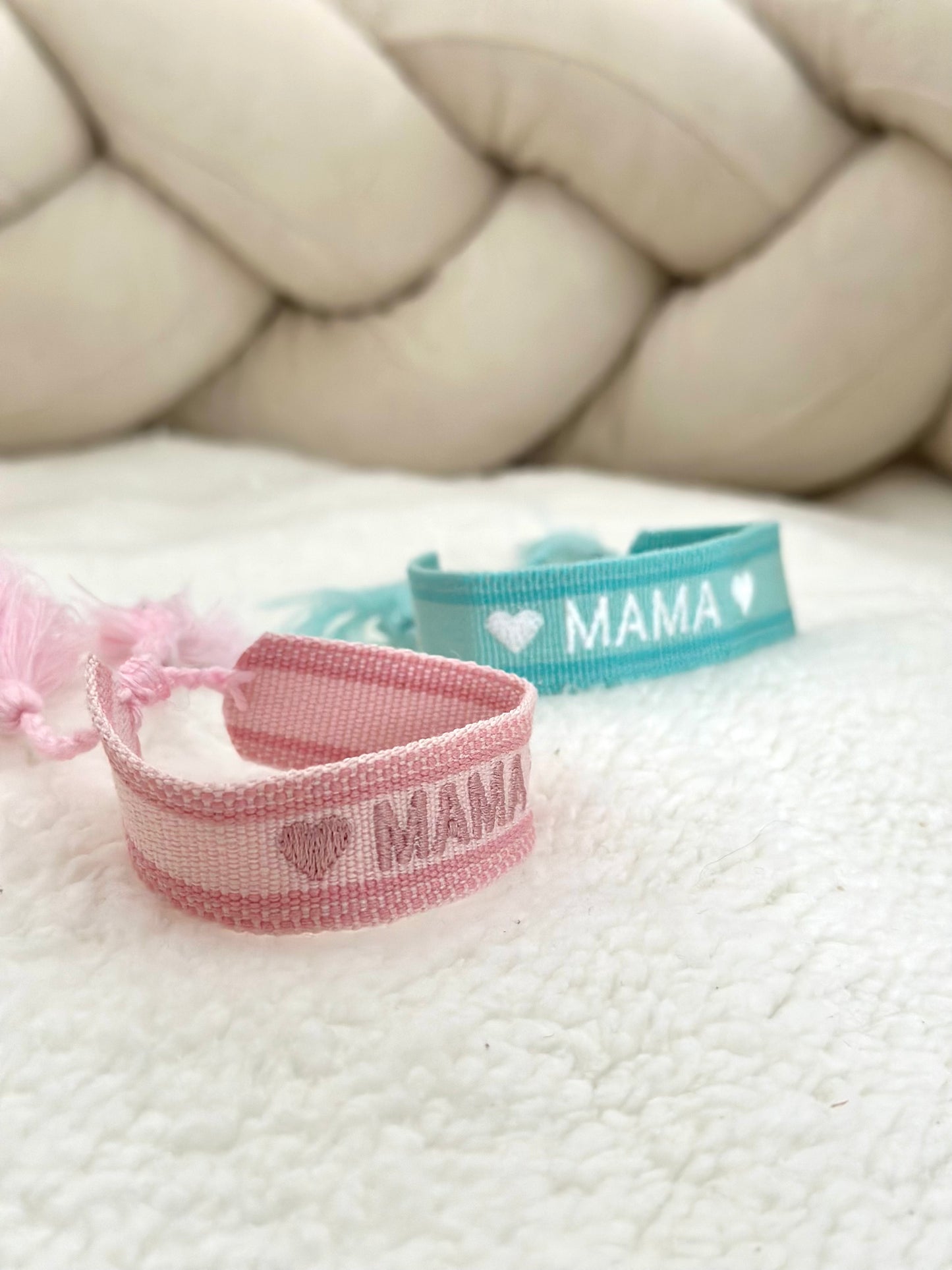 Mama geborduurde armbandjes
